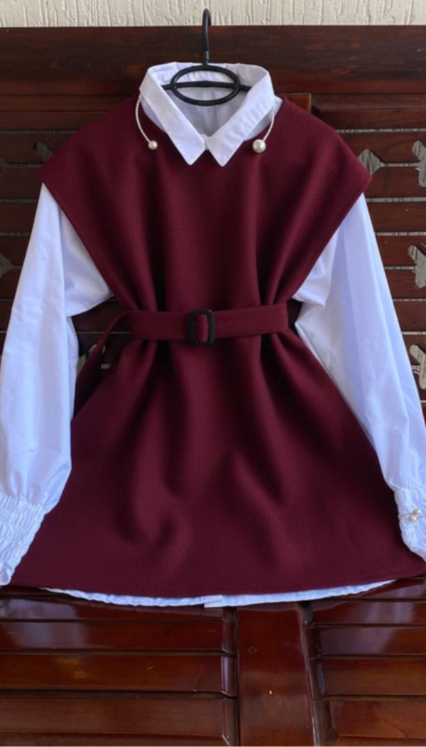 GILET ROBE CHEMISE Bordeaux Ensemble 2 Pièces : Gilet en Maille & Robe-Chemise Adoptez un look "Old Money" moderne avec cet ensemble coordonné, alliant chic traditionnel et coupes actuelles. Detaille : • Le Gilet Sans Manches : Une pièce en maille chocolat en cachemire larges pour une allure structurée et contemporaine. • La Robe-Chemise Blanche : Une base lumineuse avec des poignets smockés et volantés qui apportent une touche de romantisme. Pourquoi vous allez l'adorer : GILET ROBE CHEMISE Bordeaux