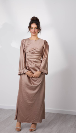 Robe satinée drapés