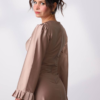 Robe satinée drapés