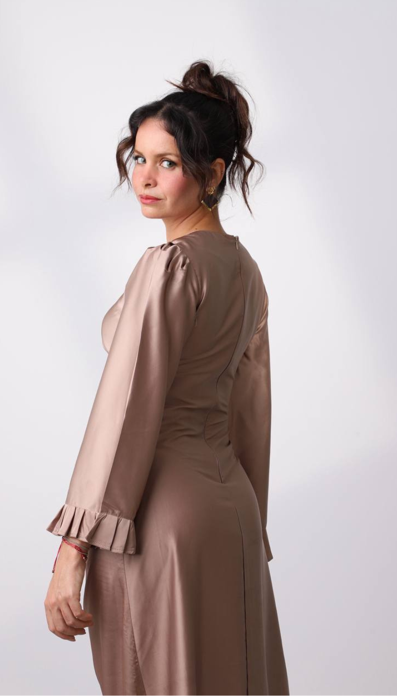 Robe satinée drapés