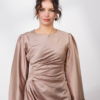 Robe satinée drapés