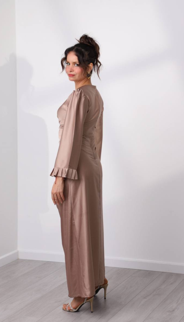 Robe satinée drapés