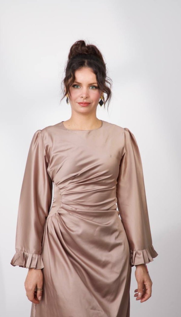 Robe satinée drapés